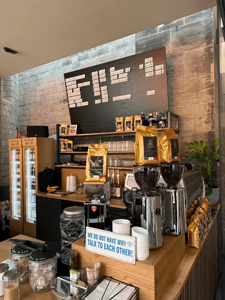 LaRoc Kaffeestation mit Mühlen und frischen Bohnen