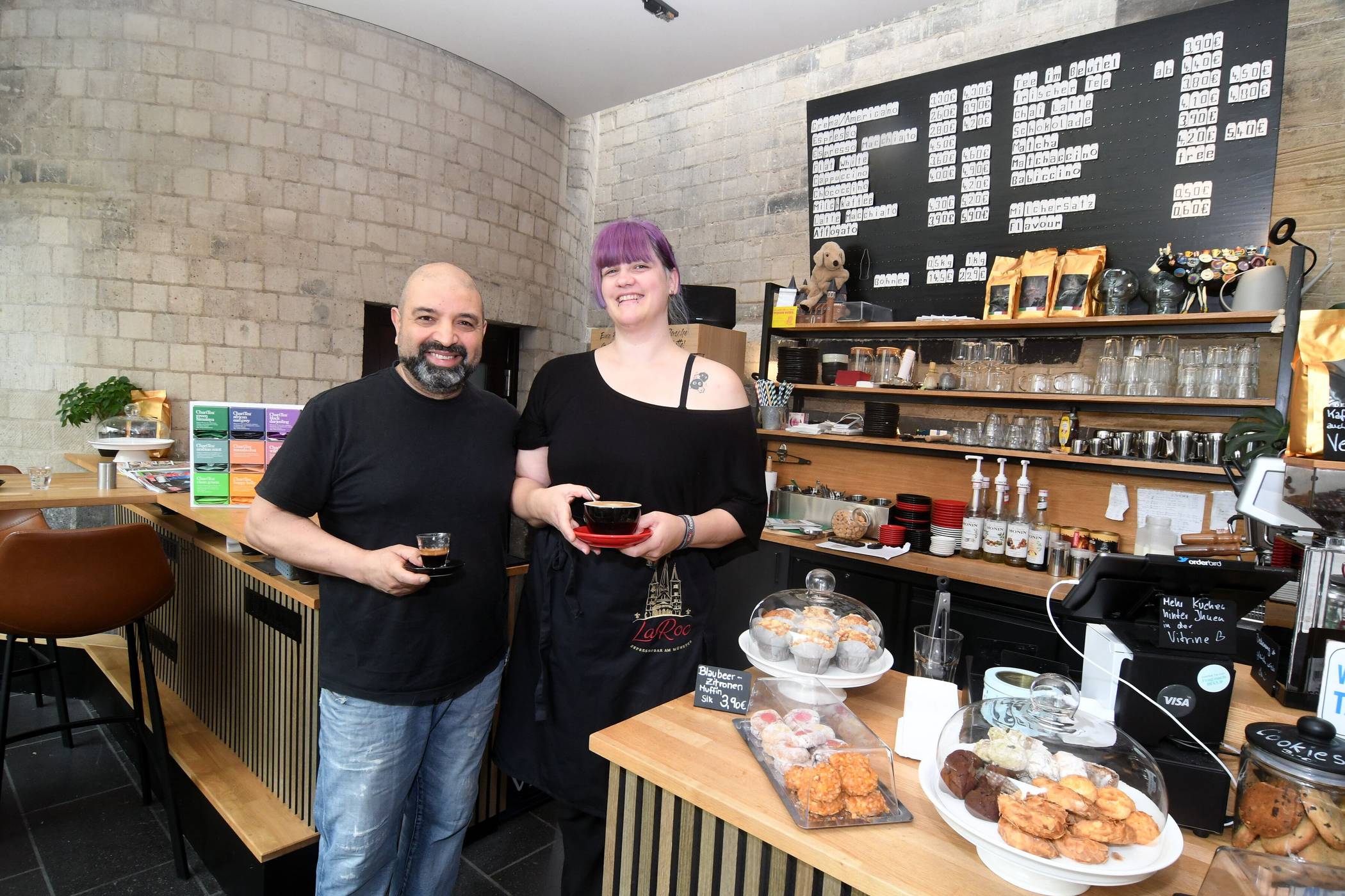 Lais und Saskia hinter der Theke